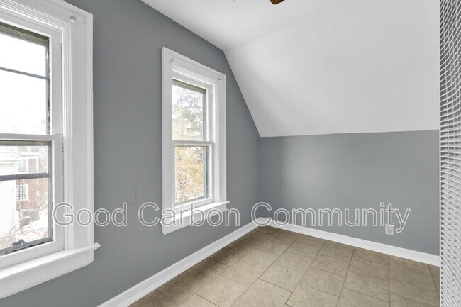 Building Photo - 319 W Utica St