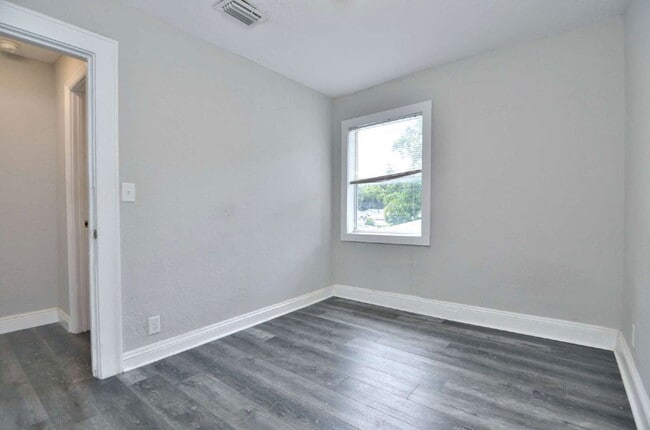 Building Photo - 912 Hart St