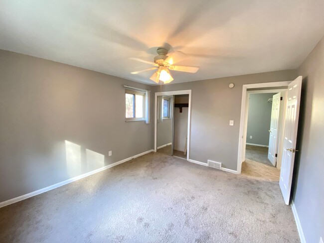 Building Photo - Split Level 3 Bed/1.5 Bath Home - Quiet St...