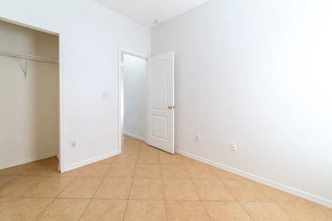 Building Photo - **Charming 4BR/2BA Pond-View Home with Boat Ramp Access – East Orlando **