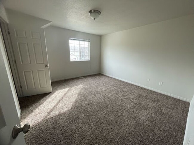 Building Photo - South Ogden Townhome For Rent