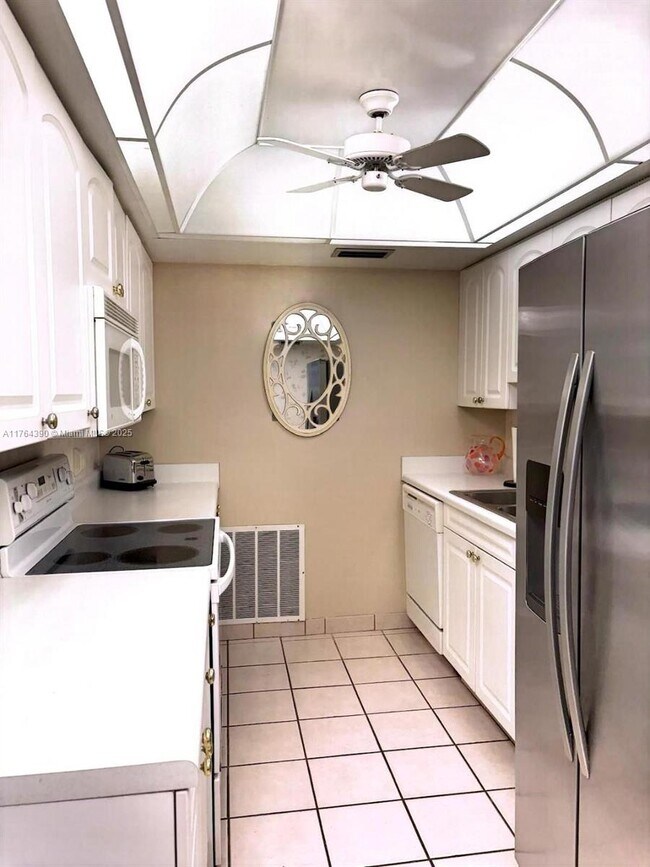 Building Photo - 3655 Boca Ciega Dr