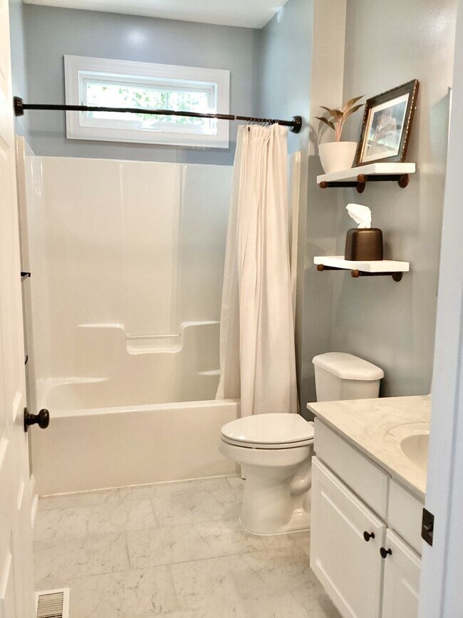 Building Photo - 4 Bed/3 Bath Spacious Home! Extra 2 Car Ga...