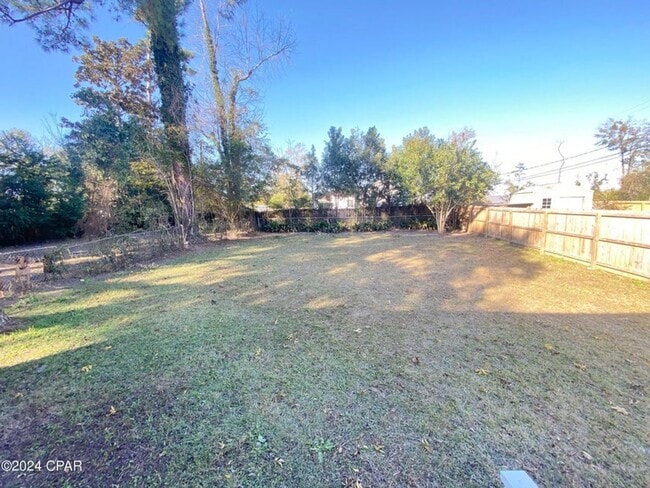 Building Photo - Home Centrally Located in Marianna, FL