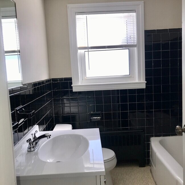 Building Photo - 138 King Philip Rd