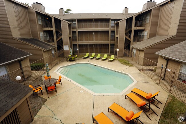 Primary Photo - The Advantages Apartments