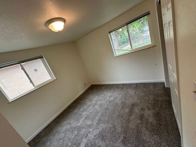 Building Photo - Home in Parkside Subdivision