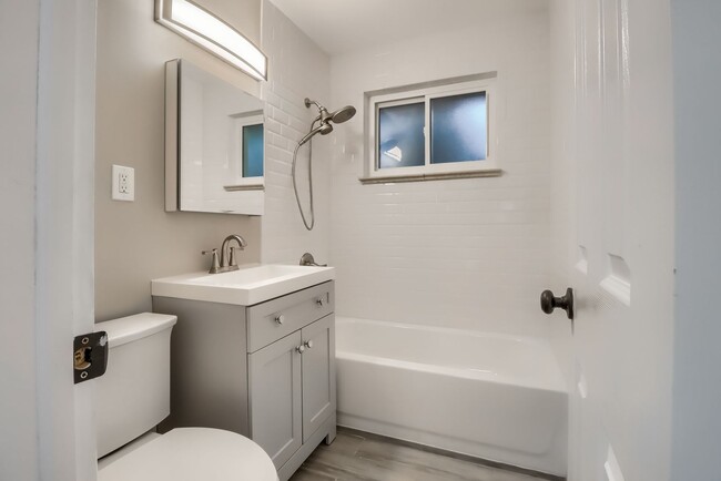 Building Photo - 2 Bedroom duplex in Denver