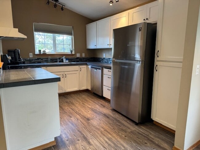 Building Photo - Single level home close to the hospital