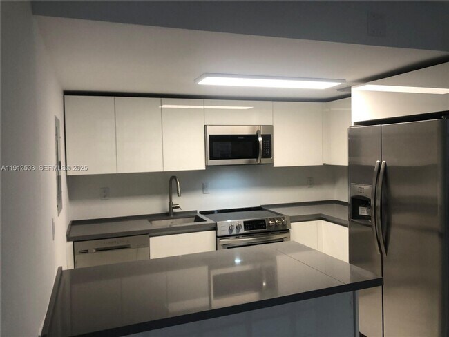 Building Photo - 1440 Brickell Bay Dr