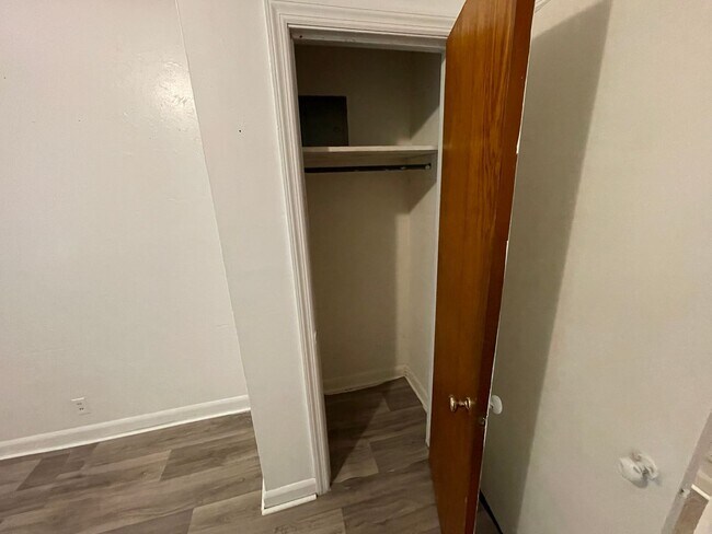 Building Photo - 3 bedroom 1 bathroom house available