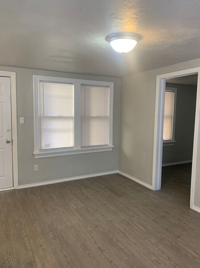 Building Photo - Studio Apartment in Jefferson Park
