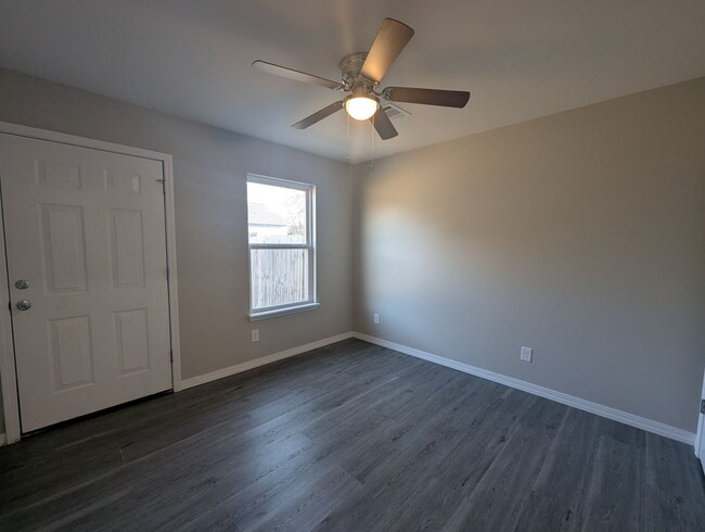 Building Photo - 2 Bedroom • 2 Bathroom • Triplex Unit in S...