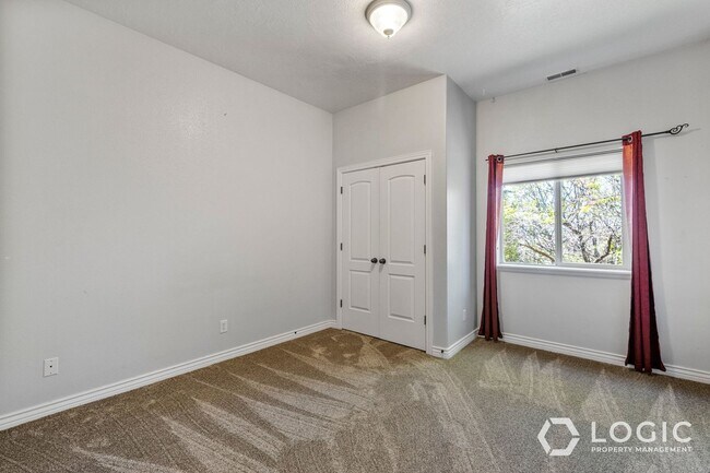 Building Photo - 9223 Silver Lake Dr