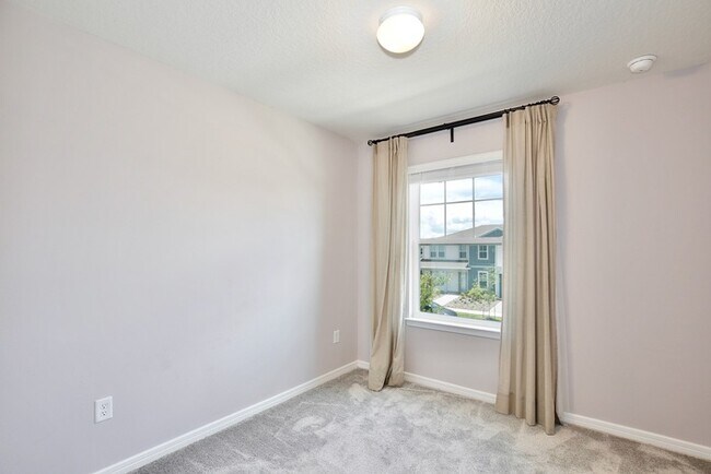 Building Photo - Beautiful 3/2.5 Modern Townhome with a Pri...