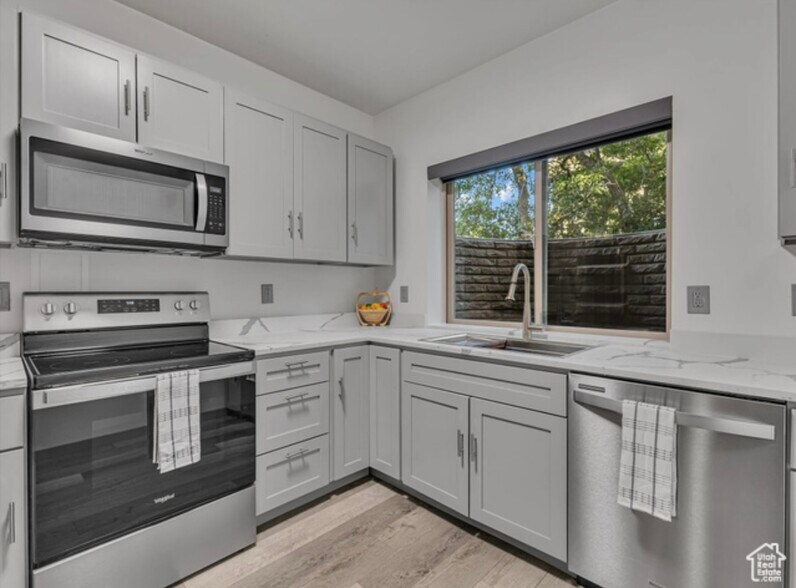 Kitchen Closeup - 14902 S Saddle Leaf Ct