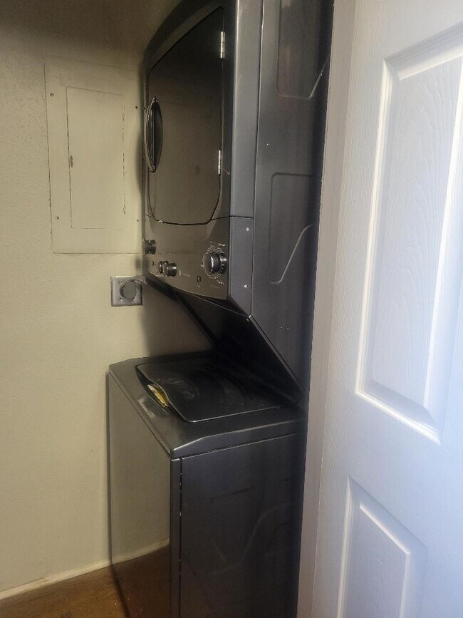 Building Photo - 9550 Deering Dr