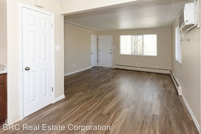 Building Photo - 2 br, 1 bath Apartment - 1950-1960 Upham St.