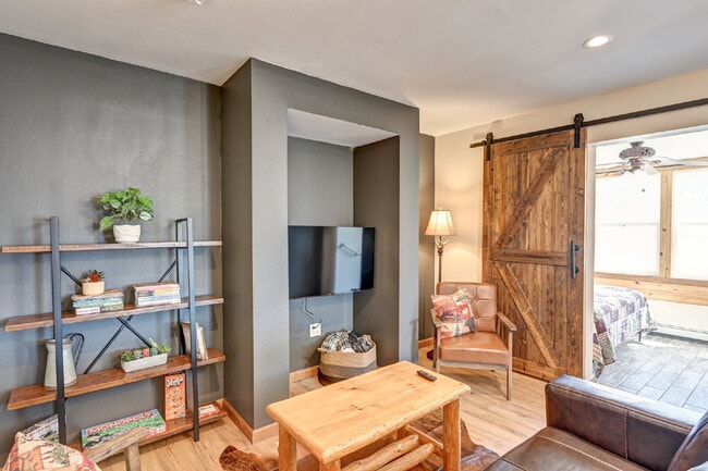 Building Photo - Affordable Luxury 2b/1b in Salida — Utilit...