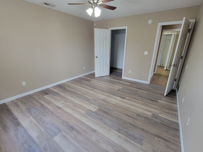 Building Photo - emi1043