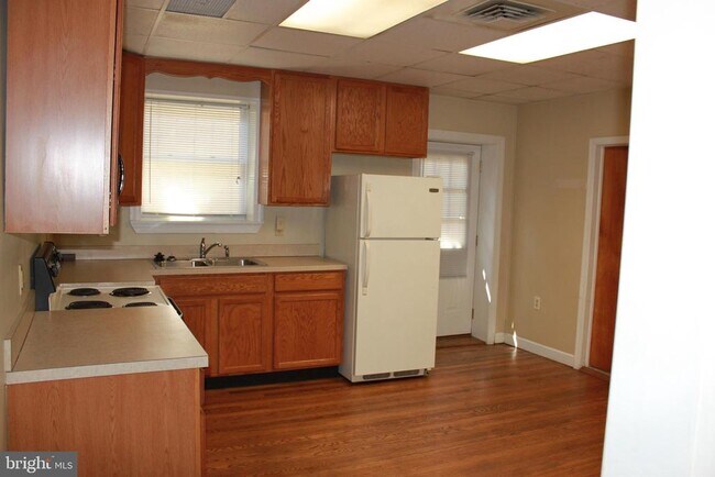 Building Photo - 122 E Queen St