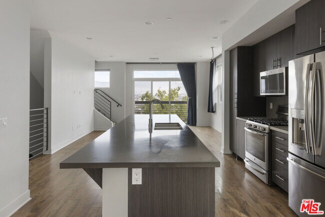 Building Photo - 2753 Waverly Dr