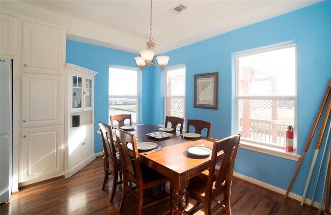 Building Photo - 16619 Bayfront Dr