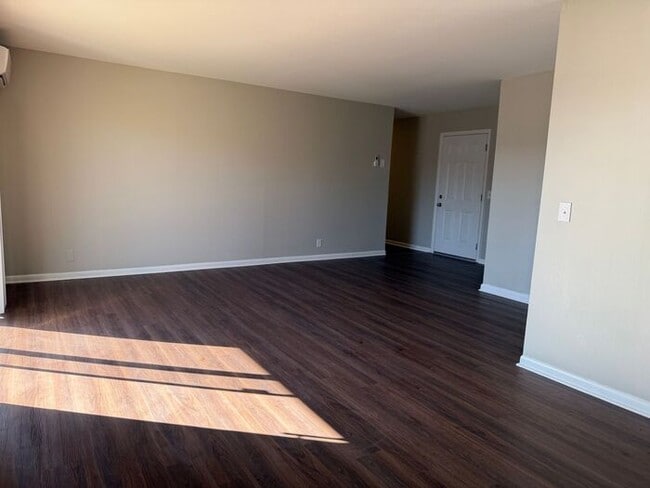 Building Photo - 2 Bedroom Unit was recently renovated. Live walking distance from the downtown square or steps fr...