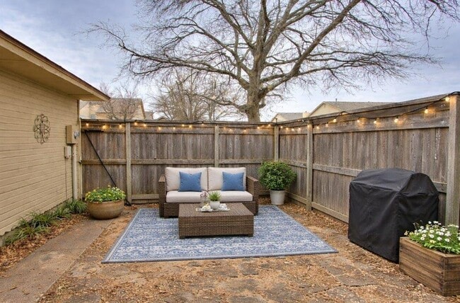 Building Photo - 1220 Sequoyah St