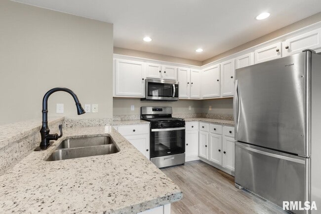 Building Photo - 3005 N Molleck Dr