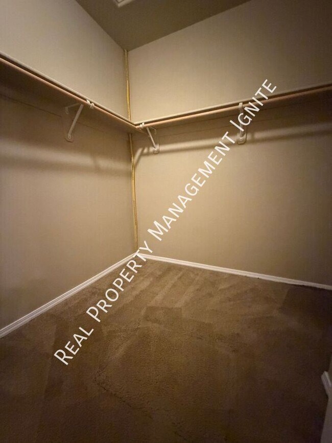 Building Photo - 332 SW Antler Ridge Ln