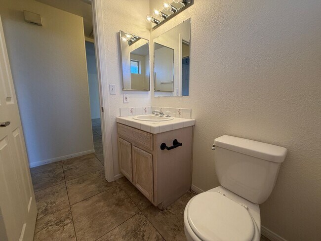 Building Photo - Centrally Located