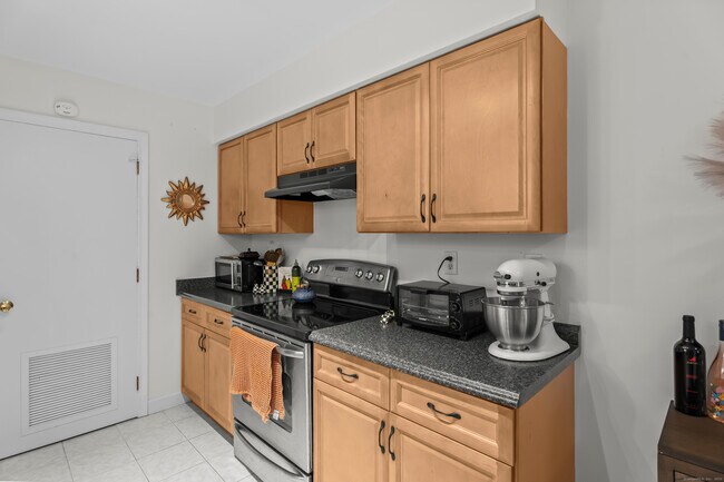 Building Photo - 28 Hilltop Dr
