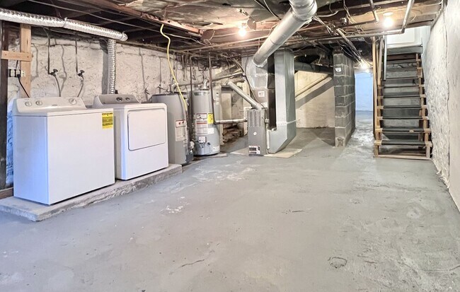 Building Photo - Beautiful 1 BR w/ in unit WASHER / DRYER and private basement! *Available Now*