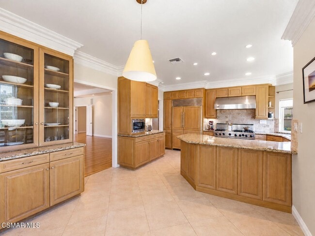 Building Photo - 5801 Middle Crest Dr
