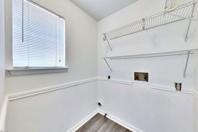 Building Photo - 9731 Meadowheath Dr