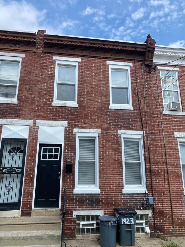 Building Photo - Renovated 3 bed townhome
