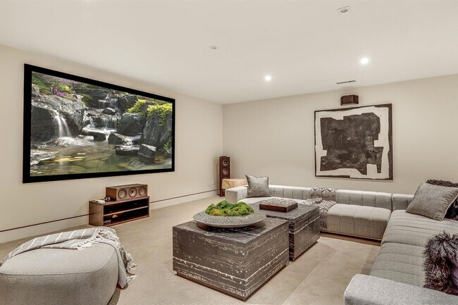 Building Photo - 8070 La Jolla Scenic Dr N