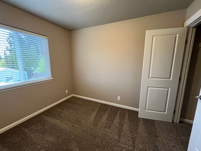 Building Photo - 952 S 58th St