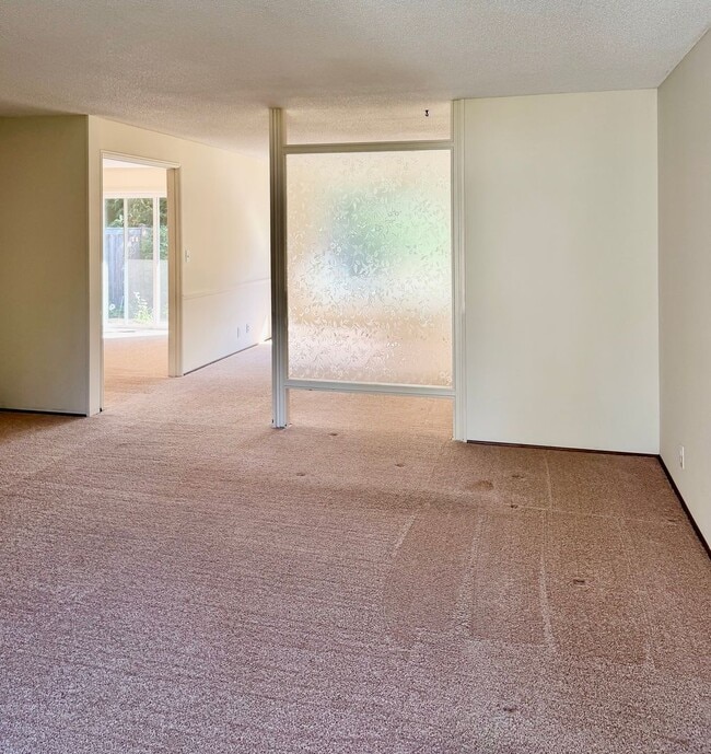 Building Photo - 4 Bed / 2.5 Bath Bellevue rambler $4,095/month