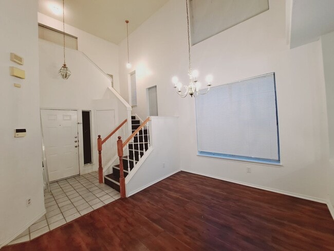 Building Photo - 2 Story 3/2.5/2 with 2 living and 2 dining...