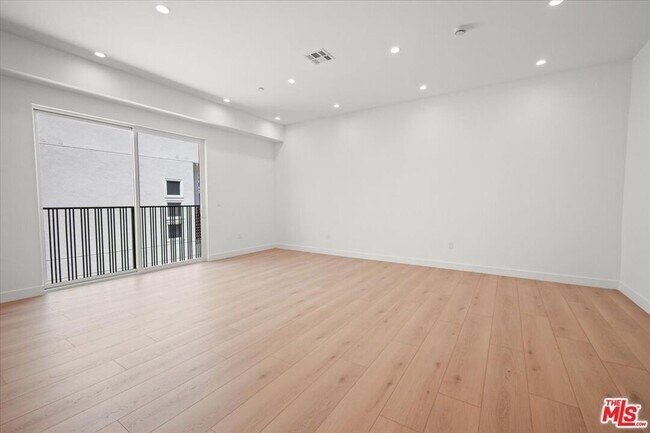 Building Photo - 5214 Satsuma Ave