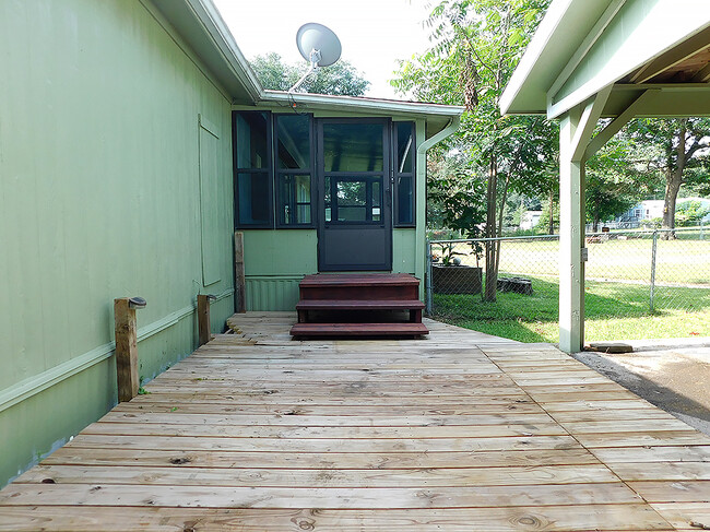 Building Photo - 20742 Meadowbrook Dr