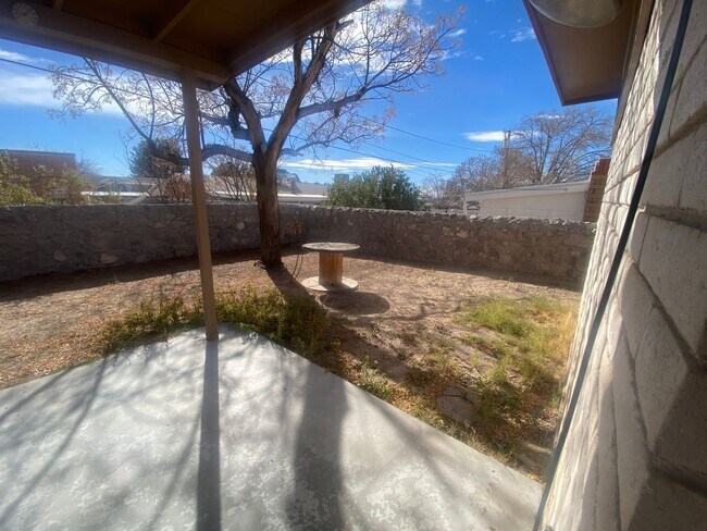 Building Photo - Cute Townhouse in Telshor Area, Available Now!!!!