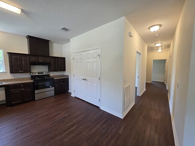 Building Photo - 3/2/2-Ready for Move In