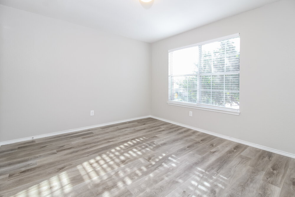 Building Photo - 501 Longshore Dr