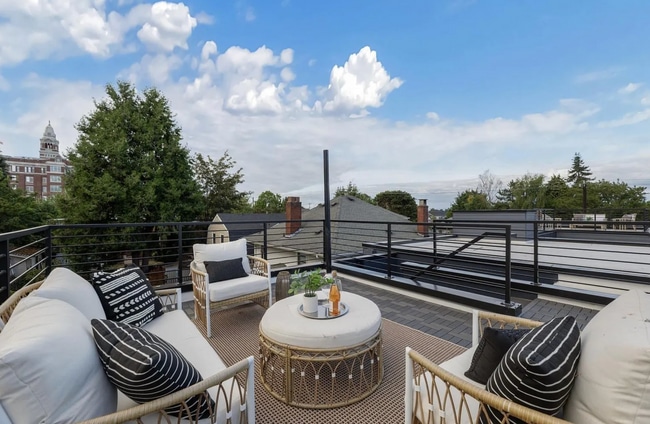 Building Photo - Modern & Tranquil Townhome in Seattle's Central District City Views, Rooftop Deck & Prime Locatio...