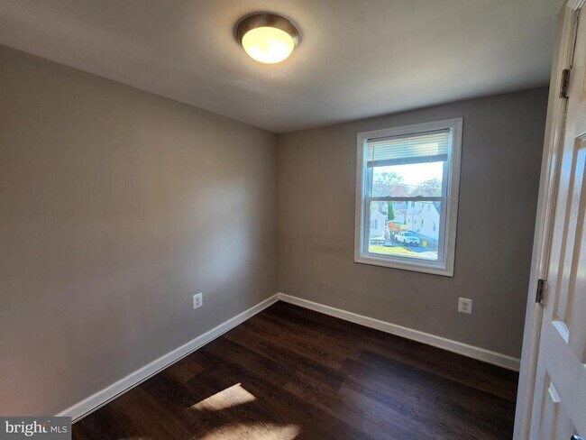 Building Photo - 1737 Eastern Blvd