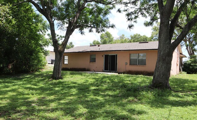 Building Photo - Cute 3 bedroom 2 bath 1 Car Garage  $1`650.00 Call Carole Arcaro 386-216-4900 Deltona Lakes Realty