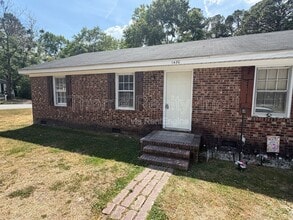 Building Photo - 1420 Barnes St